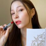 Jung Lea Instagram - #유료광고 2023년 홀리데이 시즌을 맞아, 가 출시 되였습니다⭐️ 이번 어드벤트 캘린더는 디올 뷰티의 아이코닉한 제품들이 들어있는 빅 어드벤트 캘린더를 미니 버전으로 만나볼 수 있어요~ 또한 ‘ 카카오톡 선물하기' 에서 단독 출시!! 이번 홀리데이 시즌에만 만나볼 수 있는 리미티드 에디션이라 더욱더 특별한 선물을 사랑하는 사람 에게 공유해보시는건 어때요~? 파리 '튈르리 정원'에서 영감 받은 골드빛 패턴이 새겨진 너무나 아름다운 홀리데이 포장으로 더욱 특별한 선물을 해보세요~ 💛⭐️ 가격 : 19만 9천원 대 제품 - 쟈도르 오 드 퍼퓸 5ml (섬세하게 선별된 화이트 플라워이 매력적인 향수) - 미스 디올 블루밍 부케 오 드 뚜왈렛 5ml (스파클링 플로럴 향이 매력적인 사랑의 향수) - 루즈 디올 #999 벨벳 피니쉬 1.5g (부드러운 발림성과 선명한 컬러를 선사하는 미니 꾸뛰르 립스틱) - 디올 프레스티지라 마이크로 륄 드 로즈 어드밴스드 세럼 10ml (피부 가득 생기와 탄력을 선사하는 궁극의 스킨케어 로즈 앰플 세럼) #디올뷰티 #디올홀리데이 #디올어드벤트캘린더 #카카오톡선물하기 #크리스마스선물 #수능선물 #선물추천