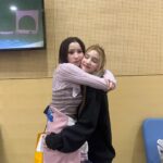 Jung Lea Instagram - 2주년 축하해🩷 너무너무 고생많았어!! 앞으로도 계속 앞으로 가즈앙🔥