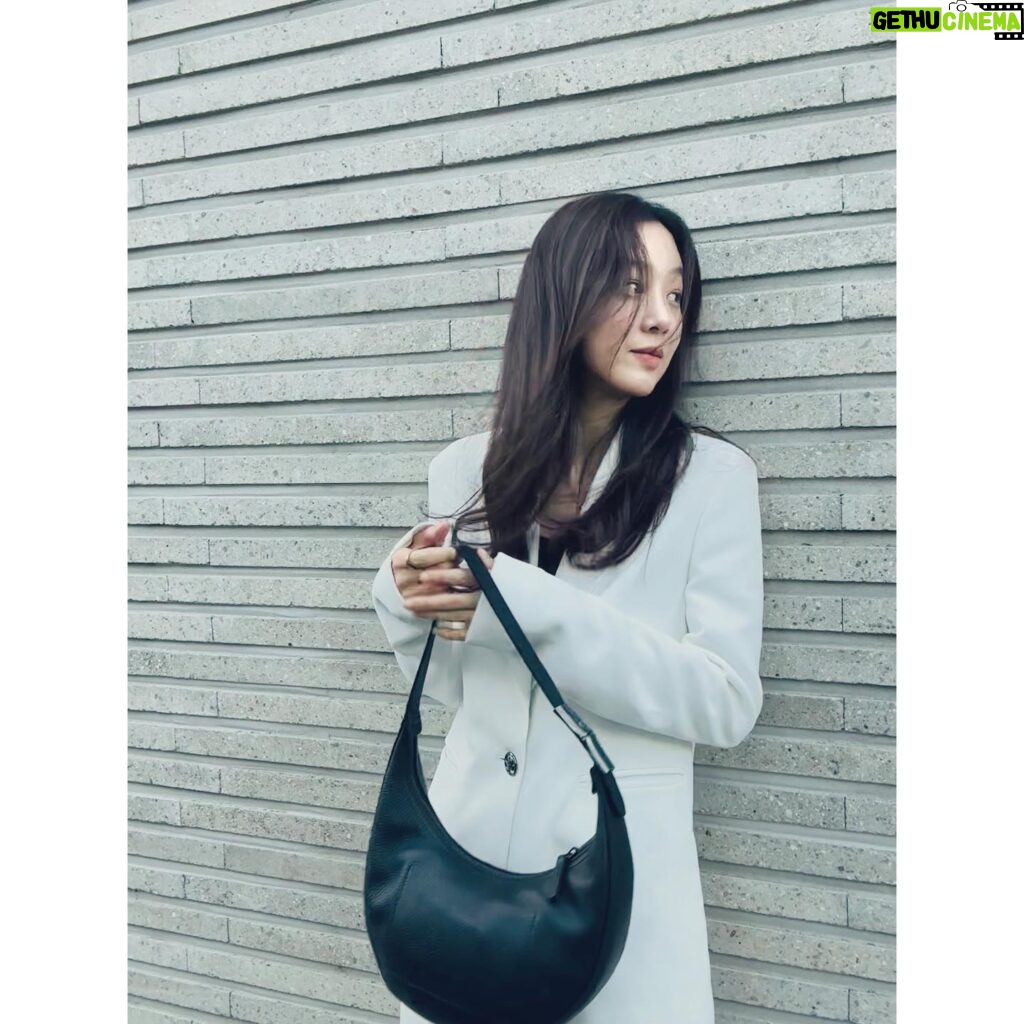 Jung Ryeo-won Instagram - . 🐎👜🖤 #Longchamp #LongchampRoseau #롱샴 #롱샴로조 #광고