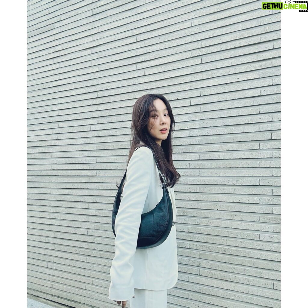 Jung Ryeo-won Instagram - . 🐎👜🖤 #Longchamp #LongchampRoseau #롱샴 #롱샴로조 #광고