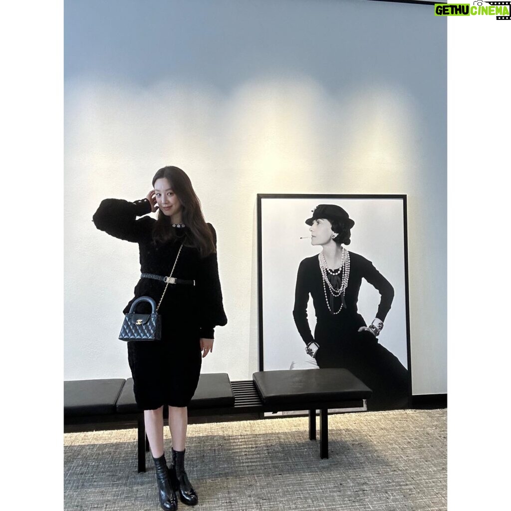 Jung Ryeo-won Instagram - .🖤 CHANEL & FRIEZE 🖤