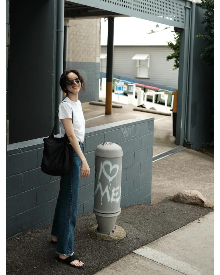 Jung Ryeo-won Instagram - . 변덕터지는 날씨 stroll- in @maisonloeuvre #광고 #루에브르