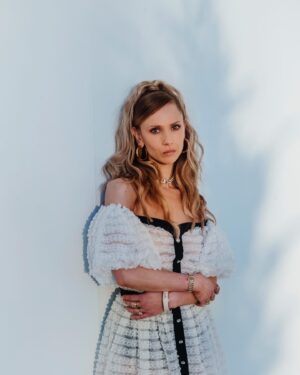 Juno Temple Instagram - Lovely chatting with @max_gao for @harpersbazaarus about all things Lasso, Fargo and what’s in store this season for Keeley🤞🏼💫 

Photos: @brianguido 
Styling: @erinwalshstyle 
Hair: @mararoszak 
Makeup: @karayoshimotobua
