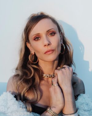Juno Temple Instagram - Lovely chatting with @max_gao for @harpersbazaarus about all things Lasso, Fargo and what’s in store this season for Keeley🤞🏼💫 

Photos: @brianguido 
Styling: @erinwalshstyle 
Hair: @mararoszak 
Makeup: @karayoshimotobua