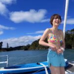 Juri Ueno Instagram - この度、NZ観光大使として、ニュージーランドを訪れました🇳🇿🌴 雑誌の撮影で色んなところを訪れたり、 プライベートで夫婦でウェリントンへの初海外旅も🍽️ この写真は、渡航最後の「初 セーリング」の模様👙 私たちは「Moon Waker」という船に乗りました。 前日、撮影の合間に5分で選んだ水着を着て📸😂 波の穏やかなポイントに着くと、SUPしたり、飛び込んだり、泳いだり⛵️モスグリーンの優しい海の色と広い空に癒されながら、体がスーッと気持ち良くなりました😌そしてお腹はペコペコに。ランチのビールは一際美味しかった🍺イルカやペンギンはたまにみれるそうだけど、この日は魚が2匹跳ねたのを見ました🐟🏝️✨ 10数年前、NZに一年滞在したけど、そういえば海に入ったのは初めてだった。（浮き輪に乗ってホストファミリーのボートで引っ張ってもらったことはある）笑 良い旅の締めくくりだった。😇🌼 締めくくりから投稿しちゃった。 まだまだNZの写真続きまーす🤳 （マオリの方から聞いた神話を早く伝えたい。） 写真からエナジー送りまーす🙌😆🌴 （映ってないけど船には10人乗ってます😊） @barefootsailingadventuresnz 船長のLukeさん、お世話になりました！⛵️⚓️ （スターウォーズとマイケルジャクソンやんって思ったの私だけ🤭） @sadaito @shotaro.ao