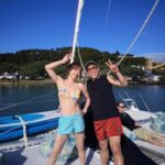 Juri Ueno Instagram - この度、NZ観光大使として、ニュージーランドを訪れました🇳🇿🌴 雑誌の撮影で色んなところを訪れたり、 プライベートで夫婦でウェリントンへの初海外旅も🍽️ この写真は、渡航最後の「初 セーリング」の模様👙 私たちは「Moon Waker」という船に乗りました。 前日、撮影の合間に5分で選んだ水着を着て📸😂 波の穏やかなポイントに着くと、SUPしたり、飛び込んだり、泳いだり⛵️モスグリーンの優しい海の色と広い空に癒されながら、体がスーッと気持ち良くなりました😌そしてお腹はペコペコに。ランチのビールは一際美味しかった🍺イルカやペンギンはたまにみれるそうだけど、この日は魚が2匹跳ねたのを見ました🐟🏝️✨ 10数年前、NZに一年滞在したけど、そういえば海に入ったのは初めてだった。（浮き輪に乗ってホストファミリーのボートで引っ張ってもらったことはある）笑 良い旅の締めくくりだった。😇🌼 締めくくりから投稿しちゃった。 まだまだNZの写真続きまーす🤳 （マオリの方から聞いた神話を早く伝えたい。） 写真からエナジー送りまーす🙌😆🌴 （映ってないけど船には10人乗ってます😊） @barefootsailingadventuresnz 船長のLukeさん、お世話になりました！⛵️⚓️ （スターウォーズとマイケルジャクソンやんって思ったの私だけ🤭） @sadaito @shotaro.ao