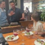 Juri Ueno Instagram - #auckland にある レストラン「Ahi.」(アヒ) @ahirestaurant フィガロ📚 @madamefigarojapon で 平野由紀子さん @8yukiko76hirano と ランチを堪能させていただきました！🥂🌹 平野さんは、ワインとのペアリングだったり お料理の感想が弾んで、 初対面でしたが充実のひとときを 過ごさせていただきました🥳 ニュージーランドといえば 先住民族マオリ。 マオリの伝統料理「ハンギ」は、 土の中で低温調理をするのです。 もちろん高層階である このレストランでは さすがの BEN シェフも 土はないので作れません。 しかし！ それを見事に再現した料理が、 目の前に現れた！！ なんと、今日のために、 外で、土に包んで低温調理した豚肉を こちらのレストランで丁寧に温め直し、 ハンギ料理のお話をしながら、 お皿に盛り付けて下さいました🍽️✨ （写真10枚目、動画に写っている 黒い筒のものがハンギ料理です。） 帰りの飛行機では、 BENシェフの番組、 素材を巡る旅を8話全て観賞📺✈️ 海では釣り🎣山では狩り🦘 畑🥬や、きのこ栽培🍄‍🟫など、 自らニュージーランド中を駆け巡って、 循環を考えた素材の選び方、美しい調理法。 とても楽しく拝見しました！😄 とても有名なシェフだったんだなぁとしみじみ。😌 （機内で写ってるNZのクラフトビール🍺 アーティーチョークの上に Kiwi birdが乗ってるのわかりますか？🥝🐤） 全ての料理が、鮮度抜群で、 味はナチュラルでフレッシュ🌿 生き生きとしている料理に、 ニュージーランドの恵みをいただいている 感謝が溢れました🙏🌳 オープンキッチンの活気溢れる厨房にも、 お忙しい中、 見学させていただき、 「Ahi.」の皆様、 大変お世話になりました！ 皆さんも、ぜひオークランドへ行くときは レストラン「Ahi.」にて、 ニュージーランドを堪能されてはいかがでしょうか。。 @purenewzealand @sadaito @shotaro.ao @furuta_chiaki