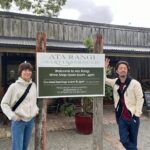 Juri Ueno Instagram - ウェリントンより南のワイナリー Martinborough（マーティンボロー） ナチュラルワイン、ピノに力を入れています。🍷 ワインをたくさん買ってしまった。。 １軒目（写真だと3.4枚目） 「Luna」（ルナ） @lunaestatewinery lunaestate.co.nz テイスティングをすればするほど、 深みにハマっていく。 最後に飲んだ赤ワインが、土を変えただけで 同じ作り方でも全然違う味わいになって とっても美味しかった。 一番最後にはデザートワイン的な白を飲みました。 甘すぎず、自然で美味しかった。 ボトルのラベルもNZのアーティスト🧑‍🎨が描いた鳥のモチーフだったりして毎年ジャケットが変わる。 店内にもキャンバスが飾られていてオシャレ✨ バス🚌で観光の団体さんが お食事とワインを外で楽しんでいて、最高の風景だった。 2軒目（写真だと5.6枚目） 「SCHUBERT」（シューベルト） @schubertwines schubert.co.nz のだめといえば、シューベルト。 何でお店の名前がシューベルト？ と思いながら店内へ。 すると店員さんが、 ちょっとトムクルーズに似ていた。 ワインはどれも美味しい✨ ナチュラルワインだしね😋 個人で車で来られたお客様たちが2組と 私たちの試飲で、 お兄さんは忙しい。 なのに、とても落ち着いていて、 丁寧にワインへのこだわりを説明してくれました😊🍷 等身大の飾らない本音の感想もとても良い。 お兄さんのセレクトも順番も間違いなかった。 ピノ・ノワールも、ピノ・グリも、 美味しいんだって、ここに来て知った。 表には小さなリンゴがたくさん木に成って落ちていて、 とても自然と近い雰囲気で楽しかったです🍎🌳 lunaとshcubertは、 カジュアルワインで薄ウマな 最近流行りの味も見つかりますよ✨ 3軒目（写真だと１、2枚目） 「ATA RANGI」（アタランギ） @ata_rangi atarangi.co.nz こちらは予約制。 でも、試飲は無料🆓。 ワインは全て徹底的に管理されていて、 少しの気候変動で味も変わってくるので、 ワイン作りは手が抜けない。 この一年の流れを、 沢山話してくれました。 なので皆さんも質問したりと、 ここでしか聞けないお話を聞いてました。 着席スタイルで しっかり向き合う試飲タイム。 お客さんと生産者さんが、 直接会って、 目の前で飲んでる。 シンプルだけど強い。 それがいい。 全て受け止め合う。 いい意味で緊張感もある。 こちらのワインは正統派な印象で レストランの料理に合わせたら とても良いだろうなぁ。と、 ちょっとフォーマルなイメージを浮かべました😌 帰り道の遅めのランチ 「COOL CANGE」（クール チェンジ） @coolchange.bar_eatery 帰りに何となく直感で入ったお店。 すると店内がとっても可愛い内装で。。 料理も美味しい🌮🤤 特に、カラマリ（スティック状のイカのフライ） が柔らかくて美味しかった。 またまた夫を被写体に写真を。 インテリアが唱さん好みの ミッドセンチュリーだったりして、 メニューが届くまで店内を見て回った。 こちらのお店でも、 1番のおすすめは この地方のオリジナルワイン🍷 頼んだら、すごくまろやかで、 ウッディで深みがあるのにタンニンは軽く、 バニラのような香り。満足の締めの一杯でした👏 好きなものを とことん追求して 表現する それを体感できた。 マーティンボロー、ありがとう！