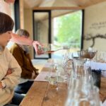Juri Ueno Instagram - ウェリントンより南のワイナリー Martinborough（マーティンボロー） ナチュラルワイン、ピノに力を入れています。🍷 ワインをたくさん買ってしまった。。 １軒目（写真だと3.4枚目） 「Luna」（ルナ） @lunaestatewinery lunaestate.co.nz テイスティングをすればするほど、 深みにハマっていく。 最後に飲んだ赤ワインが、土を変えただけで 同じ作り方でも全然違う味わいになって とっても美味しかった。 一番最後にはデザートワイン的な白を飲みました。 甘すぎず、自然で美味しかった。 ボトルのラベルもNZのアーティスト🧑‍🎨が描いた鳥のモチーフだったりして毎年ジャケットが変わる。 店内にもキャンバスが飾られていてオシャレ✨ バス🚌で観光の団体さんが お食事とワインを外で楽しんでいて、最高の風景だった。 2軒目（写真だと5.6枚目） 「SCHUBERT」（シューベルト） @schubertwines schubert.co.nz のだめといえば、シューベルト。 何でお店の名前がシューベルト？ と思いながら店内へ。 すると店員さんが、 ちょっとトムクルーズに似ていた。 ワインはどれも美味しい✨ ナチュラルワインだしね😋 個人で車で来られたお客様たちが2組と 私たちの試飲で、 お兄さんは忙しい。 なのに、とても落ち着いていて、 丁寧にワインへのこだわりを説明してくれました😊🍷 等身大の飾らない本音の感想もとても良い。 お兄さんのセレクトも順番も間違いなかった。 ピノ・ノワールも、ピノ・グリも、 美味しいんだって、ここに来て知った。 表には小さなリンゴがたくさん木に成って落ちていて、 とても自然と近い雰囲気で楽しかったです🍎🌳 lunaとshcubertは、 カジュアルワインで薄ウマな 最近流行りの味も見つかりますよ✨ 3軒目（写真だと１、2枚目） 「ATA RANGI」（アタランギ） @ata_rangi atarangi.co.nz こちらは予約制。 でも、試飲は無料🆓。 ワインは全て徹底的に管理されていて、 少しの気候変動で味も変わってくるので、 ワイン作りは手が抜けない。 この一年の流れを、 沢山話してくれました。 なので皆さんも質問したりと、 ここでしか聞けないお話を聞いてました。 着席スタイルで しっかり向き合う試飲タイム。 お客さんと生産者さんが、 直接会って、 目の前で飲んでる。 シンプルだけど強い。 それがいい。 全て受け止め合う。 いい意味で緊張感もある。 こちらのワインは正統派な印象で レストランの料理に合わせたら とても良いだろうなぁ。と、 ちょっとフォーマルなイメージを浮かべました😌 帰り道の遅めのランチ 「COOL CANGE」（クール チェンジ） @coolchange.bar_eatery 帰りに何となく直感で入ったお店。 すると店内がとっても可愛い内装で。。 料理も美味しい🌮🤤 特に、カラマリ（スティック状のイカのフライ） が柔らかくて美味しかった。 またまた夫を被写体に写真を。 インテリアが唱さん好みの ミッドセンチュリーだったりして、 メニューが届くまで店内を見て回った。 こちらのお店でも、 1番のおすすめは この地方のオリジナルワイン🍷 頼んだら、すごくまろやかで、 ウッディで深みがあるのにタンニンは軽く、 バニラのような香り。満足の締めの一杯でした👏 好きなものを とことん追求して 表現する それを体感できた。 マーティンボロー、ありがとう！