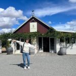 Juri Ueno Instagram - ウェリントンより南のワイナリー Martinborough（マーティンボロー） ナチュラルワイン、ピノに力を入れています。🍷 ワインをたくさん買ってしまった。。 １軒目（写真だと3.4枚目） 「Luna」（ルナ） @lunaestatewinery lunaestate.co.nz テイスティングをすればするほど、 深みにハマっていく。 最後に飲んだ赤ワインが、土を変えただけで 同じ作り方でも全然違う味わいになって とっても美味しかった。 一番最後にはデザートワイン的な白を飲みました。 甘すぎず、自然で美味しかった。 ボトルのラベルもNZのアーティスト🧑‍🎨が描いた鳥のモチーフだったりして毎年ジャケットが変わる。 店内にもキャンバスが飾られていてオシャレ✨ バス🚌で観光の団体さんが お食事とワインを外で楽しんでいて、最高の風景だった。 2軒目（写真だと5.6枚目） 「SCHUBERT」（シューベルト） @schubertwines schubert.co.nz のだめといえば、シューベルト。 何でお店の名前がシューベルト？ と思いながら店内へ。 すると店員さんが、 ちょっとトムクルーズに似ていた。 ワインはどれも美味しい✨ ナチュラルワインだしね😋 個人で車で来られたお客様たちが2組と 私たちの試飲で、 お兄さんは忙しい。 なのに、とても落ち着いていて、 丁寧にワインへのこだわりを説明してくれました😊🍷 等身大の飾らない本音の感想もとても良い。 お兄さんのセレクトも順番も間違いなかった。 ピノ・ノワールも、ピノ・グリも、 美味しいんだって、ここに来て知った。 表には小さなリンゴがたくさん木に成って落ちていて、 とても自然と近い雰囲気で楽しかったです🍎🌳 lunaとshcubertは、 カジュアルワインで薄ウマな 最近流行りの味も見つかりますよ✨ 3軒目（写真だと１、2枚目） 「ATA RANGI」（アタランギ） @ata_rangi atarangi.co.nz こちらは予約制。 でも、試飲は無料🆓。 ワインは全て徹底的に管理されていて、 少しの気候変動で味も変わってくるので、 ワイン作りは手が抜けない。 この一年の流れを、 沢山話してくれました。 なので皆さんも質問したりと、 ここでしか聞けないお話を聞いてました。 着席スタイルで しっかり向き合う試飲タイム。 お客さんと生産者さんが、 直接会って、 目の前で飲んでる。 シンプルだけど強い。 それがいい。 全て受け止め合う。 いい意味で緊張感もある。 こちらのワインは正統派な印象で レストランの料理に合わせたら とても良いだろうなぁ。と、 ちょっとフォーマルなイメージを浮かべました😌 帰り道の遅めのランチ 「COOL CANGE」（クール チェンジ） @coolchange.bar_eatery 帰りに何となく直感で入ったお店。 すると店内がとっても可愛い内装で。。 料理も美味しい🌮🤤 特に、カラマリ（スティック状のイカのフライ） が柔らかくて美味しかった。 またまた夫を被写体に写真を。 インテリアが唱さん好みの ミッドセンチュリーだったりして、 メニューが届くまで店内を見て回った。 こちらのお店でも、 1番のおすすめは この地方のオリジナルワイン🍷 頼んだら、すごくまろやかで、 ウッディで深みがあるのにタンニンは軽く、 バニラのような香り。満足の締めの一杯でした👏 好きなものを とことん追求して 表現する それを体感できた。 マーティンボロー、ありがとう！