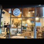 Juri Ueno Instagram – @swimsuitcoffee

↑最初の写真5枚（3日目の朝）は、
カフェ「SWIMSUIT」👙☕️🥪

通りの間のV字の広場にあるので、
行き交う車や歩く人達がガラス越しに見え、
目が覚めるような景色。

若い店員さんが朝から小さなカフェの中で、
パンを焼いたりコーヒーを入れたりして
スペースをフルに活用して賑わっていた✨

ホットサンドに付いているソースは
NZでよく見かける「チャツネ」。

マンゴーチャツネが多いみたいだけど、
ちょっとチリな感じもあって、
ケチャップよりも程よくフルーティでヘルシーで、
味はナチュラルなものってわかる感じ🥰

美味しぃ〜♪
素朴なメニューなのに
全ての素材のバランスが、
なぜこんなに美味しいのだろう。。

日本人の職人が握る寿司みたいなものか。 

ニュージーランドの得意分野なのだな。
その中でもウェリントンは
カフェもディナーも本当に全部美味しい🤤

お店の好みが出るのも
手作りチャツネの楽しみの１つ😋

店内のサウンドも、雰囲気も
フレッシュで少しアクティブになる感じでした😄

@shellybaybaker 
@shellybaybakeronleeds 

↑後の写真5枚
（2日目の朝、つまりウェリントン最初の朝）は、
カフェ「SHELLY BAY BAKER ON LEEDS」🥐🥖🥯

宿泊したホテル「Oaks」
@oaks_hotels から目と鼻の先。
（食べ歩くにはとても便利なホテルです👍）

隠れ家的路地に入って現れたカフェ☕️
焼きたてのベーグルとコーヒーは最高でした✨

わかりますか？
ベーコン🥓とサーモンでバンズが変えてあるんですよ♪

作りたてのベーグルをオーブンで
表面がサクッとするくらいまで温めてくれます😌

雰囲気も落ち着けるので
私達夫婦はもう一度行きたいと願ったほど。

店の左隣ではガラス張りで広い厨房が見え、
中でイケメンのお兄さん2人がせっせと
（程よくトークを楽しんでいて）
作ってくれているのがわかりました😆 

コーヒーはロングブラックか、
フラットホワイトがおすすめです。

NZでは、ロングブラック
（エスプレッソダブル）🫘🫗☕️と、
それに、お好みのミルクに変えた🫘🥛
「フラットホワイト」がやはり美味しい☕️🥯

（スペインではフラットホワイトはグランデじゃないと小さくなります🇪🇸☕︎）

明日は、バル特集かな？
実はこの、Shelly bay bakerの隣のバルが一番行きたかったバルなのです。🍻

お楽しみに🌸😊👋

@purenewzealand