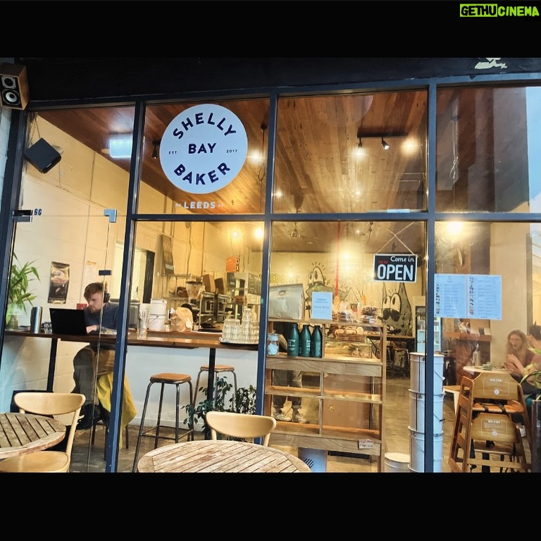 Juri Ueno Instagram - @swimsuitcoffee ↑最初の写真5枚（3日目の朝）は、 カフェ「SWIMSUIT」👙☕️🥪 通りの間のV字の広場にあるので、 行き交う車や歩く人達がガラス越しに見え、 目が覚めるような景色。 若い店員さんが朝から小さなカフェの中で、 パンを焼いたりコーヒーを入れたりして スペースをフルに活用して賑わっていた✨ ホットサンドに付いているソースは NZでよく見かける「チャツネ」。 マンゴーチャツネが多いみたいだけど、 ちょっとチリな感じもあって、 ケチャップよりも程よくフルーティでヘルシーで、 味はナチュラルなものってわかる感じ🥰 美味しぃ〜♪ 素朴なメニューなのに 全ての素材のバランスが、 なぜこんなに美味しいのだろう。。 日本人の職人が握る寿司みたいなものか。 ニュージーランドの得意分野なのだな。 その中でもウェリントンは カフェもディナーも本当に全部美味しい🤤 お店の好みが出るのも 手作りチャツネの楽しみの１つ😋 店内のサウンドも、雰囲気も フレッシュで少しアクティブになる感じでした😄 @shellybaybaker @shellybaybakeronleeds ↑後の写真5枚 （2日目の朝、つまりウェリントン最初の朝）は、 カフェ「SHELLY BAY BAKER ON LEEDS」🥐🥖🥯 宿泊したホテル「Oaks」 @oaks_hotels から目と鼻の先。 （食べ歩くにはとても便利なホテルです👍） 隠れ家的路地に入って現れたカフェ☕️ 焼きたてのベーグルとコーヒーは最高でした✨ わかりますか？ ベーコン🥓とサーモンでバンズが変えてあるんですよ♪ 作りたてのベーグルをオーブンで 表面がサクッとするくらいまで温めてくれます😌 雰囲気も落ち着けるので 私達夫婦はもう一度行きたいと願ったほど。 店の左隣ではガラス張りで広い厨房が見え、 中でイケメンのお兄さん2人がせっせと （程よくトークを楽しんでいて） 作ってくれているのがわかりました😆 コーヒーはロングブラックか、 フラットホワイトがおすすめです。 NZでは、ロングブラック （エスプレッソダブル）🫘🫗☕️と、 それに、お好みのミルクに変えた🫘🥛 「フラットホワイト」がやはり美味しい☕️🥯 （スペインではフラットホワイトはグランデじゃないと小さくなります🇪🇸☕︎） 明日は、バル特集かな？ 実はこの、Shelly bay bakerの隣のバルが一番行きたかったバルなのです。🍻 お楽しみに🌸😊👋 @purenewzealand