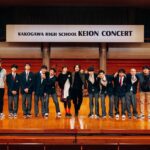 Juri Ueno Instagram - Kakogawa High School KEION CONCERT in 2024.2.4 第一回目となる、地元の軽音コンサート🎸に呼んでいただき、サプライズで登壇しました！😄みんなの演奏、初々しくて、フレッシュで、夢と希望に溢れていて、とてもパワーもらえました😊中には自分たちでオリジナル曲を披露されるバンドもいて、熱が伝わり楽しかったです！😉もう、プロとしてステージに立っている想像が出来てワクワクドキドキさせてもらえました‼️将来が楽しみです😇会場は、加古川のウェルネスパーク内にある、アラベスクホール。木とコンクリートでデザインされたホールの天井は、まるで船の先端のようなアーチを描いていてとても素敵でした✨昨年の舞台のだめの最後の会場となった、長野県の上田サントミューゼを思い出しました。。😌写真の通り、夫、「和田唱」もサプライズゲストとして登壇！ 軽音と言えば、私の中でプロとして活躍している夫を連れて行かない他はない‼️と思い、地元、加古川に初めて来ていただきました😄唱さんは、ギターを生演奏したり、夢に向かってのエールを軽音部の皆さんに送ってくれました🌟そして、私、上野樹里は加古川の観光大使こと、のだめ（笑）🎹。普段はこのホールに「C. Bechstein （ﾍﾞﾋｼｭﾀｲﾝ）」という希少なドイツのピアノがあるのですが、私はのだめちゃんのように演奏出来ないので💦昨年の、舞台のだめミュージカルで歌った曲をメドレーで披露！その演奏は、のだめ劇中歌を全て作曲した唱さんの演奏で🎵（千秋センパイのデュエット部分も歌っていただきました）贅沢な伴奏とコーラスで緊張MAX⚡️そしてそして‼️今年に入ってから「しんつよ」への作詞をさせていただいてから、歌詞を書きたいモードの私は、唱さんに曲を作ってもらい書いた、ほやほやの新曲も披露‼️😂ゲストなのに体張りました😝（誰もお願いしてない）でもそれによって、出演者のみんなが披露する時の、手に汗握る感じ、身をもって体感しました💞🔥歌いながら泣きそうになったし🥺（年明けて色々あった大変なことを日本のみんなで乗り越えていこう！という思いを込めて書きました）やっぱり、ライブっていいよ、すごくいいね！もっと磨かなきゃいけないけど、ダイレクトに体感する場って、ものすごいエネルギー与え合えるよね‼️😊感情溢れ出すよね‼️🔥みんな、夢に向かって邁進してください🪽🌺会場の皆さんも、ちょっと変わったゲストからのエール、受け止めてくれてありがとうございました‼️🙌😄加古川からスター誕生する可能性を秘めた、軽音コンサート、これからも続いていくといいなぁ🎼 やっぱなんか、今年は音楽だなぁ。あ、今日テイラースイフト‼️観てきます🥳 （あ、私の左胸のワッペンは従姪お手製マングース） #加古川 #東播工業高校 #東播磨高校 #加古川東高校 #高砂高校 #kakogawahighschoolkeionconcert #和田唱 @sho_wada_triceratops #上野樹里
