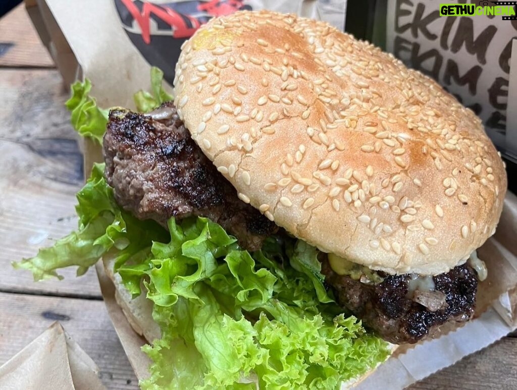 Juri Ueno Instagram - ウェリントン3日目👀食べ歩きツアー👏🚶 今日はその中の2件をご紹介🌟 1件目は、「EKIM Burger.エキムバーガー」🍔 野外のバスで調理されるダイナミックなバーガー🚌🍳 雨上がりの昼下がり、 朝食を済ませた私達はハンバーガーをコーディネーターさんと3人で１つ注文してシェアしようと店主にオーダーしたところ、 「３つにバーガー切ったら崩れちゃうよ」との事で、 「後で分けます！」と伝えて席に着いた。 しばらくしてから店主が自らテーブルに、 出来立てのハンバーガーをサーブしてくれた。 あれ？３つ？？ 「1人ひとつ食べて。」と。なんと‼️ ２つはプレゼントしてくれました‼️😳 「えー〜！」ってすごく驚くと同時に プライドを感じました。🥺🔥 （お金のない学生に見えたのかもしれないけど。） 店主に感謝のお礼を伝えた後、 朽ちかけたソファでいただく雨ざらしの野外のバーガー。☔️🛋️🌳手を汚しながら食べる美味しさ😭 このワイルドさとは裏腹に、店主の真心に、心はじ〜んわりと温かく優しい気持ちに。 「後で写真撮ろうよ、ね」と、夫と話した。 写真を撮らせていただく時に、 店主の方の奥さんが日本が大好きで、 日本語を学んでいるんだと話してくれました。 こんなに離れた地でも、 なんだかみんな繋がっているんだなぁと感じました🌼 😌そして、2件目は、 「Wellington SEA MARKET」のフィッシュ&チップス。 沢山の氷の上に新鮮なお魚が並んでいる店内🐟 今日のフィッシュは「King fish（ヒラマサ）」。 さっぱりした柔らかい白身のお魚です。 味付けはフレッシュレモン🍋を絞るだけ。塩は無し。 そう言えば、12年前も、ニュージーランドでは、 ビネガーをかけて食べるスタイルで食べてました。 （←これもお魚屋さんでのスタイルです。バルではもう少し濃い味付けです） チップスもフィッシュに負けない存在感🥔ホクホクでした😆✨ 明日は、3日間の朝食カフェ特集☕️🥯に、しようかな！バル特集かな？🍺お楽しみに👋😄 #ekimburger @wellingtonseamarket https://www.wellingtonseamarket.com @purenewzealand