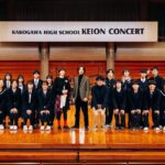Juri Ueno Instagram - Kakogawa High School KEION CONCERT in 2024.2.4 第一回目となる、地元の軽音コンサート🎸に呼んでいただき、サプライズで登壇しました！😄みんなの演奏、初々しくて、フレッシュで、夢と希望に溢れていて、とてもパワーもらえました😊中には自分たちでオリジナル曲を披露されるバンドもいて、熱が伝わり楽しかったです！😉もう、プロとしてステージに立っている想像が出来てワクワクドキドキさせてもらえました‼️将来が楽しみです😇会場は、加古川のウェルネスパーク内にある、アラベスクホール。木とコンクリートでデザインされたホールの天井は、まるで船の先端のようなアーチを描いていてとても素敵でした✨昨年の舞台のだめの最後の会場となった、長野県の上田サントミューゼを思い出しました。。😌写真の通り、夫、「和田唱」もサプライズゲストとして登壇！ 軽音と言えば、私の中でプロとして活躍している夫を連れて行かない他はない‼️と思い、地元、加古川に初めて来ていただきました😄唱さんは、ギターを生演奏したり、夢に向かってのエールを軽音部の皆さんに送ってくれました🌟そして、私、上野樹里は加古川の観光大使こと、のだめ（笑）🎹。普段はこのホールに「C. Bechstein （ﾍﾞﾋｼｭﾀｲﾝ）」という希少なドイツのピアノがあるのですが、私はのだめちゃんのように演奏出来ないので💦昨年の、舞台のだめミュージカルで歌った曲をメドレーで披露！その演奏は、のだめ劇中歌を全て作曲した唱さんの演奏で🎵（千秋センパイのデュエット部分も歌っていただきました）贅沢な伴奏とコーラスで緊張MAX⚡️そしてそして‼️今年に入ってから「しんつよ」への作詞をさせていただいてから、歌詞を書きたいモードの私は、唱さんに曲を作ってもらい書いた、ほやほやの新曲も披露‼️😂ゲストなのに体張りました😝（誰もお願いしてない）でもそれによって、出演者のみんなが披露する時の、手に汗握る感じ、身をもって体感しました💞🔥歌いながら泣きそうになったし🥺（年明けて色々あった大変なことを日本のみんなで乗り越えていこう！という思いを込めて書きました）やっぱり、ライブっていいよ、すごくいいね！もっと磨かなきゃいけないけど、ダイレクトに体感する場って、ものすごいエネルギー与え合えるよね‼️😊感情溢れ出すよね‼️🔥みんな、夢に向かって邁進してください🪽🌺会場の皆さんも、ちょっと変わったゲストからのエール、受け止めてくれてありがとうございました‼️🙌😄加古川からスター誕生する可能性を秘めた、軽音コンサート、これからも続いていくといいなぁ🎼 やっぱなんか、今年は音楽だなぁ。あ、今日テイラースイフト‼️観てきます🥳 （あ、私の左胸のワッペンは従姪お手製マングース） #加古川 #東播工業高校 #東播磨高校 #加古川東高校 #高砂高校 #kakogawahighschoolkeionconcert #和田唱 @sho_wada_triceratops #上野樹里