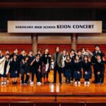 Juri Ueno Instagram - Kakogawa High School KEION CONCERT in 2024.2.4 第一回目となる、地元の軽音コンサート🎸に呼んでいただき、サプライズで登壇しました！😄みんなの演奏、初々しくて、フレッシュで、夢と希望に溢れていて、とてもパワーもらえました😊中には自分たちでオリジナル曲を披露されるバンドもいて、熱が伝わり楽しかったです！😉もう、プロとしてステージに立っている想像が出来てワクワクドキドキさせてもらえました‼️将来が楽しみです😇会場は、加古川のウェルネスパーク内にある、アラベスクホール。木とコンクリートでデザインされたホールの天井は、まるで船の先端のようなアーチを描いていてとても素敵でした✨昨年の舞台のだめの最後の会場となった、長野県の上田サントミューゼを思い出しました。。😌写真の通り、夫、「和田唱」もサプライズゲストとして登壇！ 軽音と言えば、私の中でプロとして活躍している夫を連れて行かない他はない‼️と思い、地元、加古川に初めて来ていただきました😄唱さんは、ギターを生演奏したり、夢に向かってのエールを軽音部の皆さんに送ってくれました🌟そして、私、上野樹里は加古川の観光大使こと、のだめ（笑）🎹。普段はこのホールに「C. Bechstein （ﾍﾞﾋｼｭﾀｲﾝ）」という希少なドイツのピアノがあるのですが、私はのだめちゃんのように演奏出来ないので💦昨年の、舞台のだめミュージカルで歌った曲をメドレーで披露！その演奏は、のだめ劇中歌を全て作曲した唱さんの演奏で🎵（千秋センパイのデュエット部分も歌っていただきました）贅沢な伴奏とコーラスで緊張MAX⚡️そしてそして‼️今年に入ってから「しんつよ」への作詞をさせていただいてから、歌詞を書きたいモードの私は、唱さんに曲を作ってもらい書いた、ほやほやの新曲も披露‼️😂ゲストなのに体張りました😝（誰もお願いしてない）でもそれによって、出演者のみんなが披露する時の、手に汗握る感じ、身をもって体感しました💞🔥歌いながら泣きそうになったし🥺（年明けて色々あった大変なことを日本のみんなで乗り越えていこう！という思いを込めて書きました）やっぱり、ライブっていいよ、すごくいいね！もっと磨かなきゃいけないけど、ダイレクトに体感する場って、ものすごいエネルギー与え合えるよね‼️😊感情溢れ出すよね‼️🔥みんな、夢に向かって邁進してください🪽🌺会場の皆さんも、ちょっと変わったゲストからのエール、受け止めてくれてありがとうございました‼️🙌😄加古川からスター誕生する可能性を秘めた、軽音コンサート、これからも続いていくといいなぁ🎼 やっぱなんか、今年は音楽だなぁ。あ、今日テイラースイフト‼️観てきます🥳 （あ、私の左胸のワッペンは従姪お手製マングース） #加古川 #東播工業高校 #東播磨高校 #加古川東高校 #高砂高校 #kakogawahighschoolkeionconcert #和田唱 @sho_wada_triceratops #上野樹里