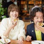 Juri Ueno Instagram - #auckland にある レストラン「Ahi.」(アヒ) @ahirestaurant フィガロ📚 @madamefigarojapon で 平野由紀子さん @8yukiko76hirano と ランチを堪能させていただきました！🥂🌹 平野さんは、ワインとのペアリングだったり お料理の感想が弾んで、 初対面でしたが充実のひとときを 過ごさせていただきました🥳 ニュージーランドといえば 先住民族マオリ。 マオリの伝統料理「ハンギ」は、 土の中で低温調理をするのです。 もちろん高層階である このレストランでは さすがの BEN シェフも 土はないので作れません。 しかし！ それを見事に再現した料理が、 目の前に現れた！！ なんと、今日のために、 外で、土に包んで低温調理した豚肉を こちらのレストランで丁寧に温め直し、 ハンギ料理のお話をしながら、 お皿に盛り付けて下さいました🍽️✨ （写真10枚目、動画に写っている 黒い筒のものがハンギ料理です。） 帰りの飛行機では、 BENシェフの番組、 素材を巡る旅を8話全て観賞📺✈️ 海では釣り🎣山では狩り🦘 畑🥬や、きのこ栽培🍄‍🟫など、 自らニュージーランド中を駆け巡って、 循環を考えた素材の選び方、美しい調理法。 とても楽しく拝見しました！😄 とても有名なシェフだったんだなぁとしみじみ。😌 （機内で写ってるNZのクラフトビール🍺 アーティーチョークの上に Kiwi birdが乗ってるのわかりますか？🥝🐤） 全ての料理が、鮮度抜群で、 味はナチュラルでフレッシュ🌿 生き生きとしている料理に、 ニュージーランドの恵みをいただいている 感謝が溢れました🙏🌳 オープンキッチンの活気溢れる厨房にも、 お忙しい中、 見学させていただき、 「Ahi.」の皆様、 大変お世話になりました！ 皆さんも、ぜひオークランドへ行くときは レストラン「Ahi.」にて、 ニュージーランドを堪能されてはいかがでしょうか。。 @purenewzealand @sadaito @shotaro.ao @furuta_chiaki
