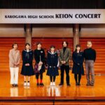 Juri Ueno Instagram - Kakogawa High School KEION CONCERT in 2024.2.4 第一回目となる、地元の軽音コンサート🎸に呼んでいただき、サプライズで登壇しました！😄みんなの演奏、初々しくて、フレッシュで、夢と希望に溢れていて、とてもパワーもらえました😊中には自分たちでオリジナル曲を披露されるバンドもいて、熱が伝わり楽しかったです！😉もう、プロとしてステージに立っている想像が出来てワクワクドキドキさせてもらえました‼️将来が楽しみです😇会場は、加古川のウェルネスパーク内にある、アラベスクホール。木とコンクリートでデザインされたホールの天井は、まるで船の先端のようなアーチを描いていてとても素敵でした✨昨年の舞台のだめの最後の会場となった、長野県の上田サントミューゼを思い出しました。。😌写真の通り、夫、「和田唱」もサプライズゲストとして登壇！ 軽音と言えば、私の中でプロとして活躍している夫を連れて行かない他はない‼️と思い、地元、加古川に初めて来ていただきました😄唱さんは、ギターを生演奏したり、夢に向かってのエールを軽音部の皆さんに送ってくれました🌟そして、私、上野樹里は加古川の観光大使こと、のだめ（笑）🎹。普段はこのホールに「C. Bechstein （ﾍﾞﾋｼｭﾀｲﾝ）」という希少なドイツのピアノがあるのですが、私はのだめちゃんのように演奏出来ないので💦昨年の、舞台のだめミュージカルで歌った曲をメドレーで披露！その演奏は、のだめ劇中歌を全て作曲した唱さんの演奏で🎵（千秋センパイのデュエット部分も歌っていただきました）贅沢な伴奏とコーラスで緊張MAX⚡️そしてそして‼️今年に入ってから「しんつよ」への作詞をさせていただいてから、歌詞を書きたいモードの私は、唱さんに曲を作ってもらい書いた、ほやほやの新曲も披露‼️😂ゲストなのに体張りました😝（誰もお願いしてない）でもそれによって、出演者のみんなが披露する時の、手に汗握る感じ、身をもって体感しました💞🔥歌いながら泣きそうになったし🥺（年明けて色々あった大変なことを日本のみんなで乗り越えていこう！という思いを込めて書きました）やっぱり、ライブっていいよ、すごくいいね！もっと磨かなきゃいけないけど、ダイレクトに体感する場って、ものすごいエネルギー与え合えるよね‼️😊感情溢れ出すよね‼️🔥みんな、夢に向かって邁進してください🪽🌺会場の皆さんも、ちょっと変わったゲストからのエール、受け止めてくれてありがとうございました‼️🙌😄加古川からスター誕生する可能性を秘めた、軽音コンサート、これからも続いていくといいなぁ🎼 やっぱなんか、今年は音楽だなぁ。あ、今日テイラースイフト‼️観てきます🥳 （あ、私の左胸のワッペンは従姪お手製マングース） #加古川 #東播工業高校 #東播磨高校 #加古川東高校 #高砂高校 #kakogawahighschoolkeionconcert #和田唱 @sho_wada_triceratops #上野樹里