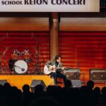 Juri Ueno Instagram - Kakogawa High School KEION CONCERT in 2024.2.4 第一回目となる、地元の軽音コンサート🎸に呼んでいただき、サプライズで登壇しました！😄みんなの演奏、初々しくて、フレッシュで、夢と希望に溢れていて、とてもパワーもらえました😊中には自分たちでオリジナル曲を披露されるバンドもいて、熱が伝わり楽しかったです！😉もう、プロとしてステージに立っている想像が出来てワクワクドキドキさせてもらえました‼️将来が楽しみです😇会場は、加古川のウェルネスパーク内にある、アラベスクホール。木とコンクリートでデザインされたホールの天井は、まるで船の先端のようなアーチを描いていてとても素敵でした✨昨年の舞台のだめの最後の会場となった、長野県の上田サントミューゼを思い出しました。。😌写真の通り、夫、「和田唱」もサプライズゲストとして登壇！ 軽音と言えば、私の中でプロとして活躍している夫を連れて行かない他はない‼️と思い、地元、加古川に初めて来ていただきました😄唱さんは、ギターを生演奏したり、夢に向かってのエールを軽音部の皆さんに送ってくれました🌟そして、私、上野樹里は加古川の観光大使こと、のだめ（笑）🎹。普段はこのホールに「C. Bechstein （ﾍﾞﾋｼｭﾀｲﾝ）」という希少なドイツのピアノがあるのですが、私はのだめちゃんのように演奏出来ないので💦昨年の、舞台のだめミュージカルで歌った曲をメドレーで披露！その演奏は、のだめ劇中歌を全て作曲した唱さんの演奏で🎵（千秋センパイのデュエット部分も歌っていただきました）贅沢な伴奏とコーラスで緊張MAX⚡️そしてそして‼️今年に入ってから「しんつよ」への作詞をさせていただいてから、歌詞を書きたいモードの私は、唱さんに曲を作ってもらい書いた、ほやほやの新曲も披露‼️😂ゲストなのに体張りました😝（誰もお願いしてない）でもそれによって、出演者のみんなが披露する時の、手に汗握る感じ、身をもって体感しました💞🔥歌いながら泣きそうになったし🥺（年明けて色々あった大変なことを日本のみんなで乗り越えていこう！という思いを込めて書きました）やっぱり、ライブっていいよ、すごくいいね！もっと磨かなきゃいけないけど、ダイレクトに体感する場って、ものすごいエネルギー与え合えるよね‼️😊感情溢れ出すよね‼️🔥みんな、夢に向かって邁進してください🪽🌺会場の皆さんも、ちょっと変わったゲストからのエール、受け止めてくれてありがとうございました‼️🙌😄加古川からスター誕生する可能性を秘めた、軽音コンサート、これからも続いていくといいなぁ🎼 やっぱなんか、今年は音楽だなぁ。あ、今日テイラースイフト‼️観てきます🥳 （あ、私の左胸のワッペンは従姪お手製マングース） #加古川 #東播工業高校 #東播磨高校 #加古川東高校 #高砂高校 #kakogawahighschoolkeionconcert #和田唱 @sho_wada_triceratops #上野樹里
