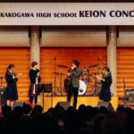 Juri Ueno Instagram - Kakogawa High School KEION CONCERT in 2024.2.4 第一回目となる、地元の軽音コンサート🎸に呼んでいただき、サプライズで登壇しました！😄みんなの演奏、初々しくて、フレッシュで、夢と希望に溢れていて、とてもパワーもらえました😊中には自分たちでオリジナル曲を披露されるバンドもいて、熱が伝わり楽しかったです！😉もう、プロとしてステージに立っている想像が出来てワクワクドキドキさせてもらえました‼️将来が楽しみです😇会場は、加古川のウェルネスパーク内にある、アラベスクホール。木とコンクリートでデザインされたホールの天井は、まるで船の先端のようなアーチを描いていてとても素敵でした✨昨年の舞台のだめの最後の会場となった、長野県の上田サントミューゼを思い出しました。。😌写真の通り、夫、「和田唱」もサプライズゲストとして登壇！ 軽音と言えば、私の中でプロとして活躍している夫を連れて行かない他はない‼️と思い、地元、加古川に初めて来ていただきました😄唱さんは、ギターを生演奏したり、夢に向かってのエールを軽音部の皆さんに送ってくれました🌟そして、私、上野樹里は加古川の観光大使こと、のだめ（笑）🎹。普段はこのホールに「C. Bechstein （ﾍﾞﾋｼｭﾀｲﾝ）」という希少なドイツのピアノがあるのですが、私はのだめちゃんのように演奏出来ないので💦昨年の、舞台のだめミュージカルで歌った曲をメドレーで披露！その演奏は、のだめ劇中歌を全て作曲した唱さんの演奏で🎵（千秋センパイのデュエット部分も歌っていただきました）贅沢な伴奏とコーラスで緊張MAX⚡️そしてそして‼️今年に入ってから「しんつよ」への作詞をさせていただいてから、歌詞を書きたいモードの私は、唱さんに曲を作ってもらい書いた、ほやほやの新曲も披露‼️😂ゲストなのに体張りました😝（誰もお願いしてない）でもそれによって、出演者のみんなが披露する時の、手に汗握る感じ、身をもって体感しました💞🔥歌いながら泣きそうになったし🥺（年明けて色々あった大変なことを日本のみんなで乗り越えていこう！という思いを込めて書きました）やっぱり、ライブっていいよ、すごくいいね！もっと磨かなきゃいけないけど、ダイレクトに体感する場って、ものすごいエネルギー与え合えるよね‼️😊感情溢れ出すよね‼️🔥みんな、夢に向かって邁進してください🪽🌺会場の皆さんも、ちょっと変わったゲストからのエール、受け止めてくれてありがとうございました‼️🙌😄加古川からスター誕生する可能性を秘めた、軽音コンサート、これからも続いていくといいなぁ🎼 やっぱなんか、今年は音楽だなぁ。あ、今日テイラースイフト‼️観てきます🥳 （あ、私の左胸のワッペンは従姪お手製マングース） #加古川 #東播工業高校 #東播磨高校 #加古川東高校 #高砂高校 #kakogawahighschoolkeionconcert #和田唱 @sho_wada_triceratops #上野樹里