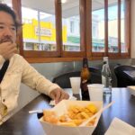 Juri Ueno Instagram – ウェリントン3日目👀食べ歩きツアー👏🚶 

今日はその中の2件をご紹介🌟

1件目は、「EKIM Burger.エキムバーガー」🍔
野外のバスで調理されるダイナミックなバーガー🚌🍳

雨上がりの昼下がり、
朝食を済ませた私達はハンバーガーをコーディネーターさんと3人で１つ注文してシェアしようと店主にオーダーしたところ、
「３つにバーガー切ったら崩れちゃうよ」との事で、
「後で分けます！」と伝えて席に着いた。

しばらくしてから店主が自らテーブルに、
出来立てのハンバーガーをサーブしてくれた。
あれ？３つ？？
「1人ひとつ食べて。」と。なんと‼️
２つはプレゼントしてくれました‼️😳
「えー〜！」ってすごく驚くと同時に
プライドを感じました。🥺🔥
（お金のない学生に見えたのかもしれないけど。）

店主に感謝のお礼を伝えた後、
朽ちかけたソファでいただく雨ざらしの野外のバーガー。☔️🛋️🌳手を汚しながら食べる美味しさ😭

このワイルドさとは裏腹に、店主の真心に、心はじ〜んわりと温かく優しい気持ちに。
「後で写真撮ろうよ、ね」と、夫と話した。

写真を撮らせていただく時に、
店主の方の奥さんが日本が大好きで、
日本語を学んでいるんだと話してくれました。

こんなに離れた地でも、
なんだかみんな繋がっているんだなぁと感じました🌼

😌そして、2件目は、
「Wellington SEA MARKET」のフィッシュ&チップス。

沢山の氷の上に新鮮なお魚が並んでいる店内🐟
今日のフィッシュは「King fish（ヒラマサ）」。
さっぱりした柔らかい白身のお魚です。

味付けはフレッシュレモン🍋を絞るだけ。塩は無し。

そう言えば、12年前も、ニュージーランドでは、
ビネガーをかけて食べるスタイルで食べてました。
（←これもお魚屋さんでのスタイルです。バルではもう少し濃い味付けです）
チップスもフィッシュに負けない存在感🥔ホクホクでした😆✨

明日は、3日間の朝食カフェ特集☕️🥯に、しようかな！バル特集かな？🍺お楽しみに👋😄

#ekimburger 

@wellingtonseamarket 
https://www.wellingtonseamarket.com

@purenewzealand