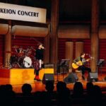 Juri Ueno Instagram - Kakogawa High School KEION CONCERT in 2024.2.4 第一回目となる、地元の軽音コンサート🎸に呼んでいただき、サプライズで登壇しました！😄みんなの演奏、初々しくて、フレッシュで、夢と希望に溢れていて、とてもパワーもらえました😊中には自分たちでオリジナル曲を披露されるバンドもいて、熱が伝わり楽しかったです！😉もう、プロとしてステージに立っている想像が出来てワクワクドキドキさせてもらえました‼️将来が楽しみです😇会場は、加古川のウェルネスパーク内にある、アラベスクホール。木とコンクリートでデザインされたホールの天井は、まるで船の先端のようなアーチを描いていてとても素敵でした✨昨年の舞台のだめの最後の会場となった、長野県の上田サントミューゼを思い出しました。。😌写真の通り、夫、「和田唱」もサプライズゲストとして登壇！ 軽音と言えば、私の中でプロとして活躍している夫を連れて行かない他はない‼️と思い、地元、加古川に初めて来ていただきました😄唱さんは、ギターを生演奏したり、夢に向かってのエールを軽音部の皆さんに送ってくれました🌟そして、私、上野樹里は加古川の観光大使こと、のだめ（笑）🎹。普段はこのホールに「C. Bechstein （ﾍﾞﾋｼｭﾀｲﾝ）」という希少なドイツのピアノがあるのですが、私はのだめちゃんのように演奏出来ないので💦昨年の、舞台のだめミュージカルで歌った曲をメドレーで披露！その演奏は、のだめ劇中歌を全て作曲した唱さんの演奏で🎵（千秋センパイのデュエット部分も歌っていただきました）贅沢な伴奏とコーラスで緊張MAX⚡️そしてそして‼️今年に入ってから「しんつよ」への作詞をさせていただいてから、歌詞を書きたいモードの私は、唱さんに曲を作ってもらい書いた、ほやほやの新曲も披露‼️😂ゲストなのに体張りました😝（誰もお願いしてない）でもそれによって、出演者のみんなが披露する時の、手に汗握る感じ、身をもって体感しました💞🔥歌いながら泣きそうになったし🥺（年明けて色々あった大変なことを日本のみんなで乗り越えていこう！という思いを込めて書きました）やっぱり、ライブっていいよ、すごくいいね！もっと磨かなきゃいけないけど、ダイレクトに体感する場って、ものすごいエネルギー与え合えるよね‼️😊感情溢れ出すよね‼️🔥みんな、夢に向かって邁進してください🪽🌺会場の皆さんも、ちょっと変わったゲストからのエール、受け止めてくれてありがとうございました‼️🙌😄加古川からスター誕生する可能性を秘めた、軽音コンサート、これからも続いていくといいなぁ🎼 やっぱなんか、今年は音楽だなぁ。あ、今日テイラースイフト‼️観てきます🥳 （あ、私の左胸のワッペンは従姪お手製マングース） #加古川 #東播工業高校 #東播磨高校 #加古川東高校 #高砂高校 #kakogawahighschoolkeionconcert #和田唱 @sho_wada_triceratops #上野樹里