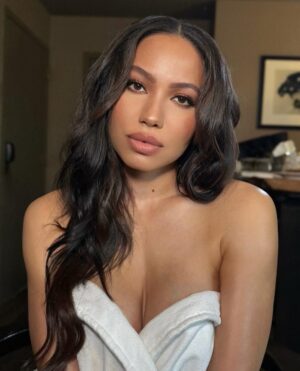 Jurnee Smollett Instagram - When old friends introduce you to new friends 😉. Thankful 🙏🏽 

Hair @nikkinelms 
Makeup @kilprity 

#repost @kilprity Thankful for this beautiful Jurn e e 100
@JurneeSmollett
Todays Glam for Todays show catch #WeGrownNow in Los Angeles, NYC and Chicago Friday April 19th. Wide April 26th.