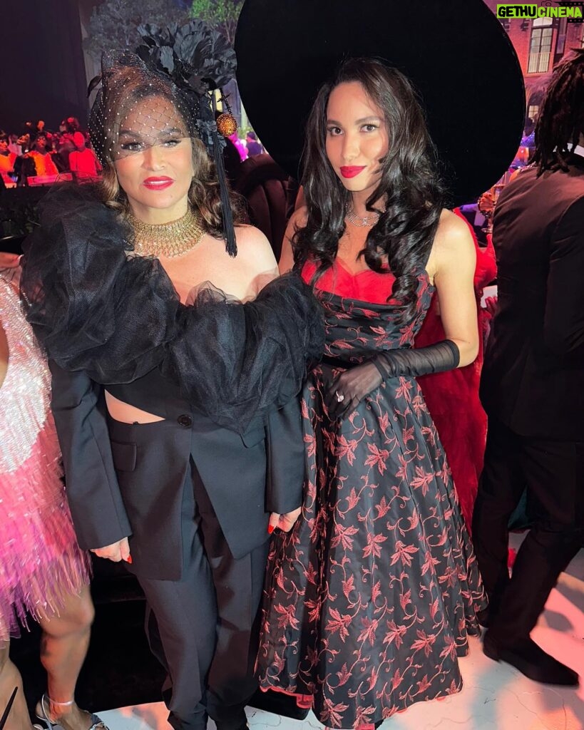 Jurnee Smollett Instagram - #tbt to the fabulous WACO Wearable Art Gala hosted by the glorious @mstinalawson and Mr. Richard Lawson. Thank you for creating a space to celebrate black excellence Ms. Tina! Can’t wait for next year! 📸 @jerrittclark @gettyentertainment