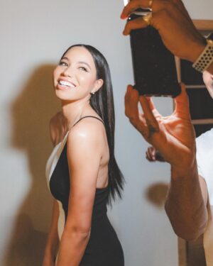 Jurnee Smollett Instagram - 🙃

📸 @iziapluscamera