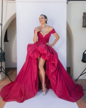 Jurnee Smollett Instagram - Throwing it back to the time, we got dressed up just attend the SAG awards from our homes lol…this dreamy dress was one of my favorite looks @zuhairmuradofficial @mandelkorn. Congrats to all the nominees tonight. I’ll be watching with my sweats on lol 😝 

Cc @nikkinelms I miss my short hair 👀

📸 @thesupermaniak