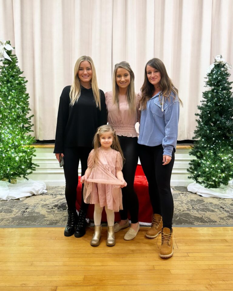 Justine Ezarik Instagram - NGL this breakfast with Santa was pretty epic hahaha. Great buffet, the grinch, Olaf AND Santa a magic show and free tickets to ice skate!!! Will go back to skate another day bc we got sleepy after the meal and activities.