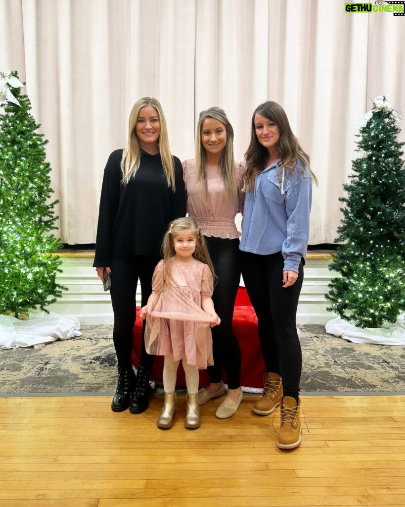 Justine Ezarik Instagram - NGL this breakfast with Santa was pretty epic hahaha. Great buffet, the grinch, Olaf AND Santa a magic show and free tickets to ice skate!!! Will go back to skate another day bc we got sleepy after the meal and activities.