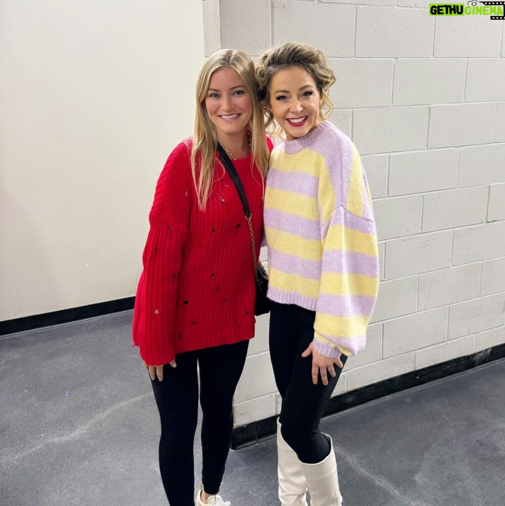 Justine Ezarik Instagram - Had such an incredible time at @lindseystirling’s Christmas show last night!! She’s still on tour so check the dates to see if she’s near you — it’s soo good! Love you, Lindsey!!! 🎄🎄