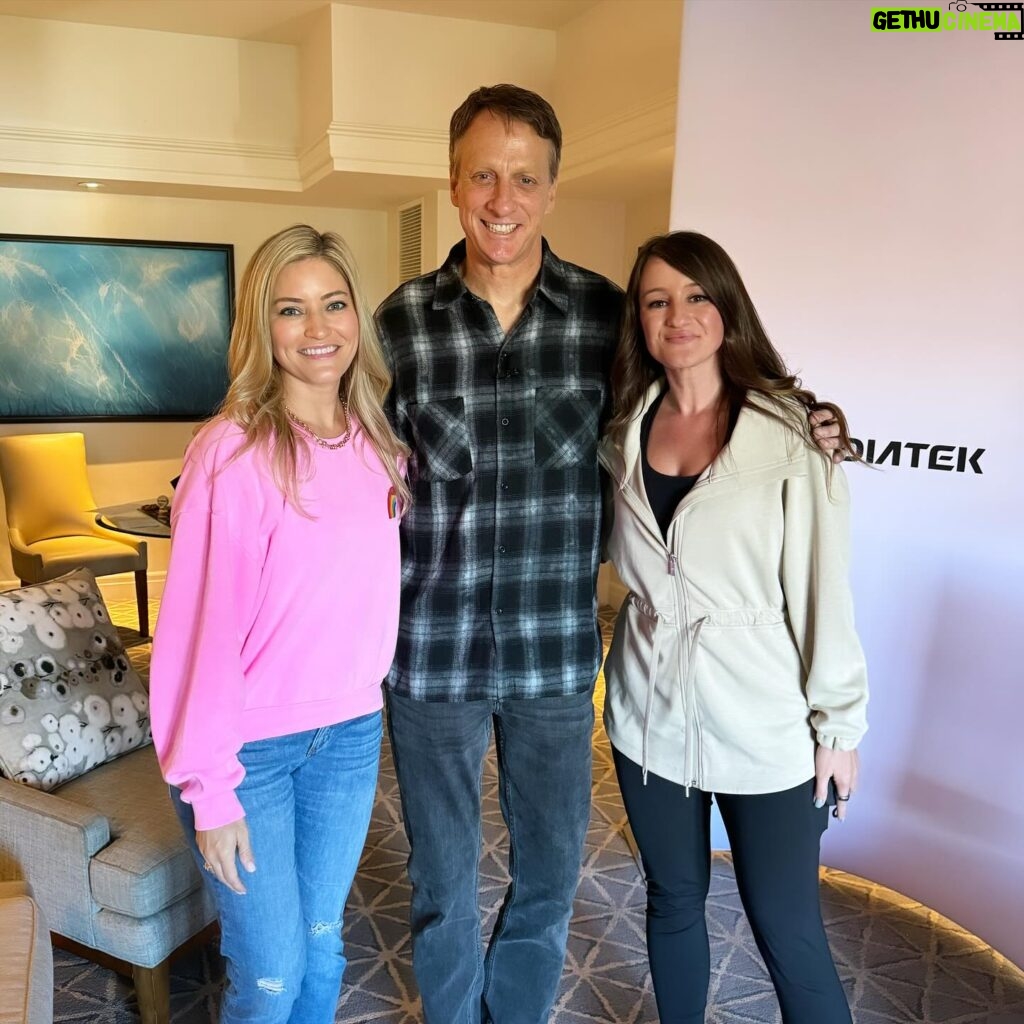 Justine Ezarik Instagram - Ahh! Me and @jennaezarik got to play Tony Hawk Pro Skater WITH @tonyhawk today at #mediateksummit! We would play this game endlessly as kids (and even into our adulthood 😜) so this was def a childhood dream come true! So fun!