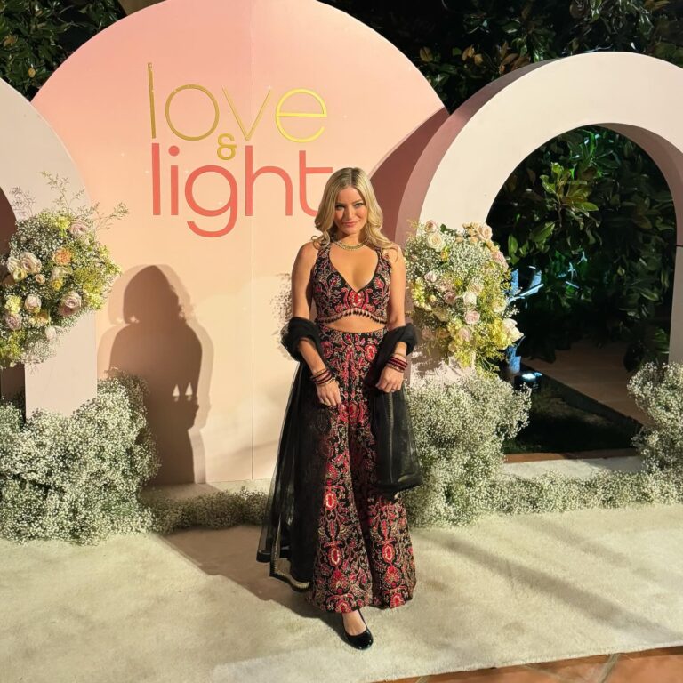 Justine Ezarik Instagram - Had so much fun at @lilly’s Love and Light Diwali party! What an amazing night!! 🩷🩷 💃🏼 @saripalace