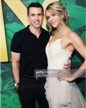 Kaitlin Olson Instagram - I have one pose and my arm does one thing. #emmys @televisionacad @hbomax @appletvplus @hair_by_abbyroll @theadorable1 @rhondaspiesstylist

@bazzaalzouman
@effyjewelry
@xivkarats
@candyicejewelry
@tylerellisofficial
@jimmychoo @laorganictanning
