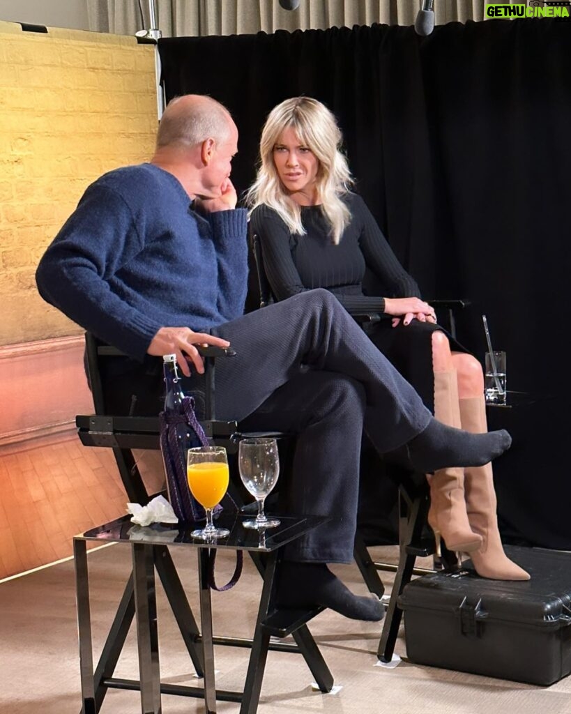 Kaitlin Olson Instagram - Press day one for @championsthefilm Looks like I was very impressed with everything @woodyharrelson had to say. 📸: @libby_dray Hair: @hair_by_abbyroll makeup: @theadorable1 styling: @rhondaspiesstylist Dress: @stjohn Boots: @lagencefashion Jewlery: @lateliernawbar @melindamaria_jewelry @annesisteron @maorofficial