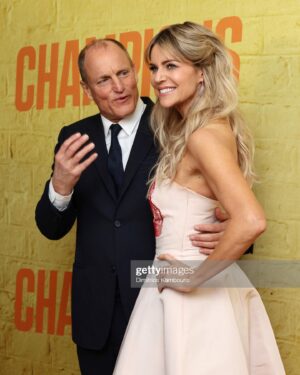 Kaitlin Olson Instagram - I think this guy was trying to distract me but I was insanely focused on good angles. Nice try, stranger. @championsthefilm @focusfeatures @hair_by_abbyroll @rhondaspiesstylist Dress @moniquelhuillier
Shoes @sam_eledman
Jewlery @levian_jewelry, @kallatijewelry, @shayjewelry