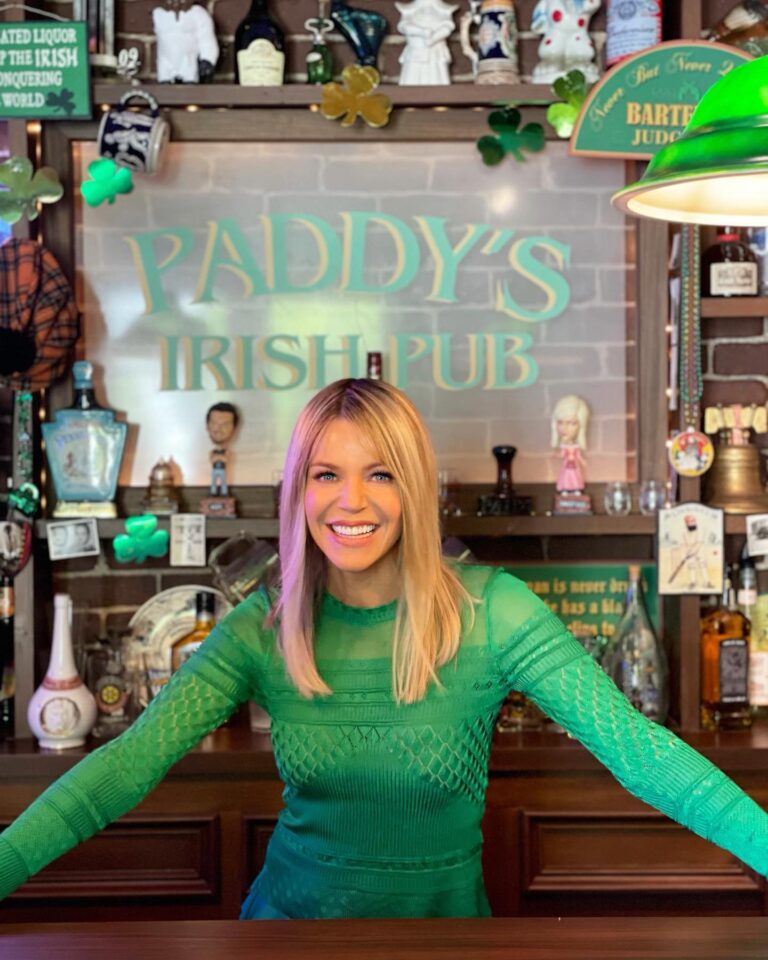 Kaitlin Olson Instagram - Record breaking season 15 premiere airs tonight. I hope you enjoy it. I’m feeling grateful as hell for every single one of you. ☘️