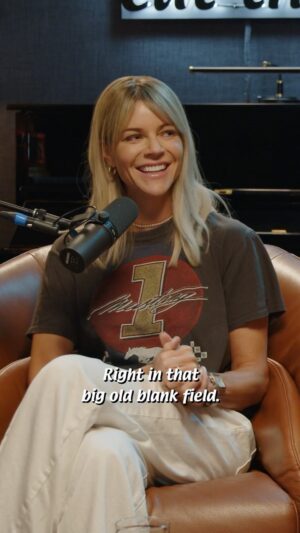 Kaitlin Olson Instagram - Just a girl with a broken back, standing in a dusty field, asking her boss to marry her.

New episode, “Mac and Dennis: Manhunters” with our very special guest, @kaitlinolson out now! Link in bio. ☀️🎧
#thesunnypodcast #newepisode #weddingvenues #kaitlinolson #robmcelhenney #glennhowerton #charlieday