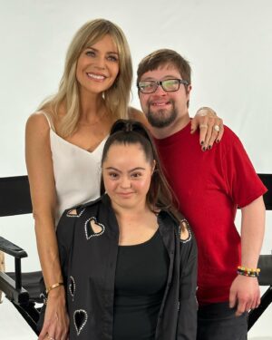 Kaitlin Olson Instagram - @championsthefilm press day 2. They brought in the big guns. We still had to deal with Woody. 📸: @libby_dray hair: @hair_by_abbyroll makeup: @theadorable1 styling: @rhondaspiesstylist
Cami/blazer: @lagencefashion
Jeans: @favorite.daughter
Shoes: @schutz
Jewelry: @melindamaria_jewelry, @luismorais_official, @annesisteron, @maorofficial