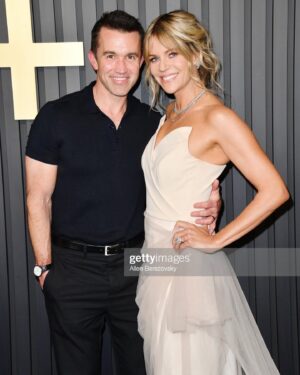 Kaitlin Olson Instagram - I have one pose and my arm does one thing. #emmys @televisionacad @hbomax @appletvplus @hair_by_abbyroll @theadorable1 @rhondaspiesstylist

@bazzaalzouman
@effyjewelry
@xivkarats
@candyicejewelry
@tylerellisofficial
@jimmychoo @laorganictanning
