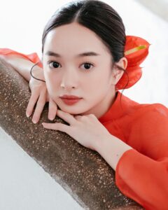 Kaity Nguyễn Instagram - Trôi theo vệt nắng êm đềm Xuân sang em đứng bên thềm ngóng trông 💖✨