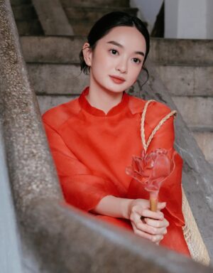 Kaity Nguyễn Instagram - Trôi theo vệt nắng êm đềm
Xuân sang em đứng bên thềm ngóng trông 💖✨