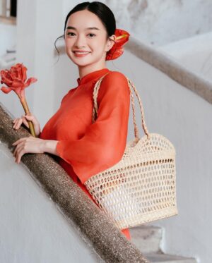 Kaity Nguyễn Instagram - Trôi theo vệt nắng êm đềm
Xuân sang em đứng bên thềm ngóng trông 💖✨