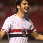 Kaká Instagram – 🥳 @KAKA completa 4️⃣2️⃣ anos hoje! 🥳

Craque revelado no clube, o meia fez 155 jogos e 51 gols pelo Tricolor, além de ajudar na conquista do título do Rio-São Paulo de 2001. 

Felicidades! 🎂

#VamosSãoPaulo 🇾🇪