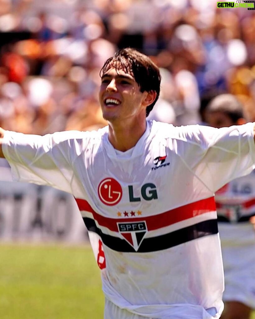 Kaká Instagram - 🥳 @KAKA completa 4️⃣2️⃣ anos hoje! 🥳 Craque revelado no clube, o meia fez 155 jogos e 51 gols pelo Tricolor, além de ajudar na conquista do título do Rio-São Paulo de 2001. Felicidades! 🎂 #VamosSãoPaulo 🇾🇪