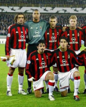 Kaká Instagram - Ora e per sempre resterai @acmilan ❤️🖤 #scudetto17 🇮🇹🏆