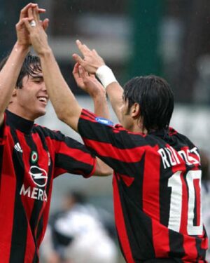 Kaká Instagram - Ora e per sempre resterai @acmilan ❤️🖤 #scudetto17 🇮🇹🏆