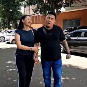 Kalina Ocktaranny Instagram - Ada sih yg aku gandeng..

Tapiiii.... 
😭😭😭😭

LAKIIIK dooonk aaaahhh, masa terjadi lagiiii 😭😭
Besok2 aku titip km karung beras aja yaaa @randygavrilla biar lakiiii...